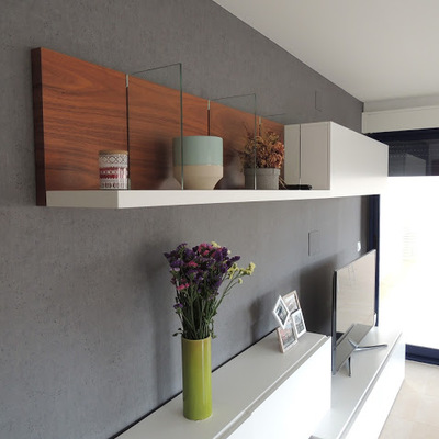 Salón con papel efecto hormigón