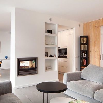 Salón de planta irregular con chimenea