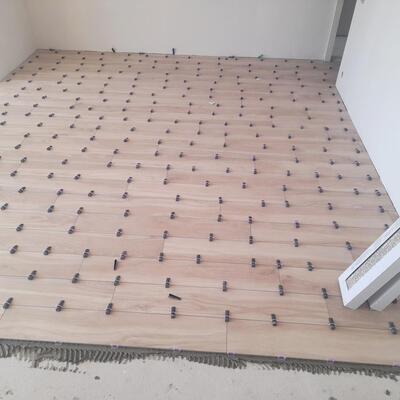 Instalación de suelo porcelánico efecto madera con acabado de alta precisión