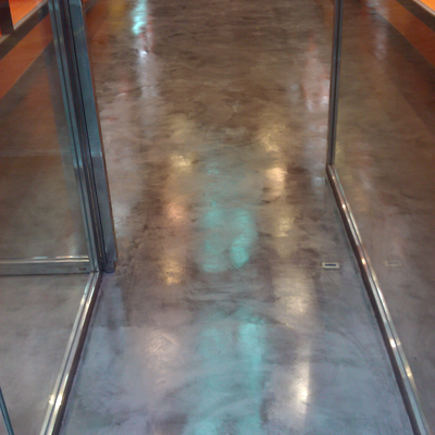 SUELO TIENDA DESPUES DE MICROCEMENTO