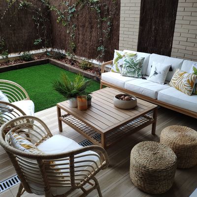Terraza con mobiliario