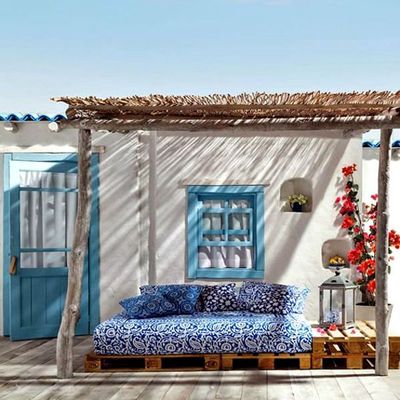 Terraza con porche de madera y brezo