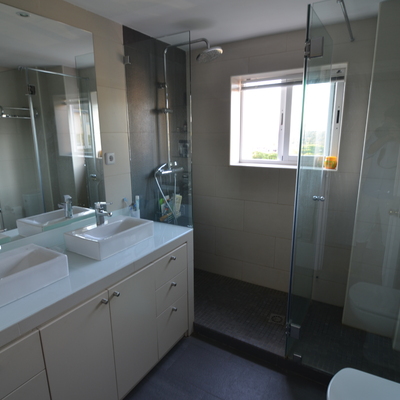 Un baño elegante y práctico