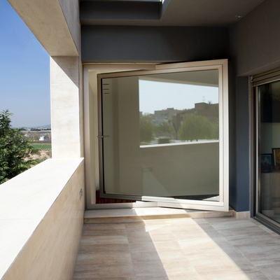 ventana balconera pivotante