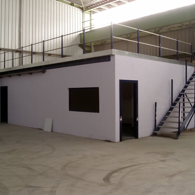 Vestuarios, oficina y almacén de pabellón industrial.