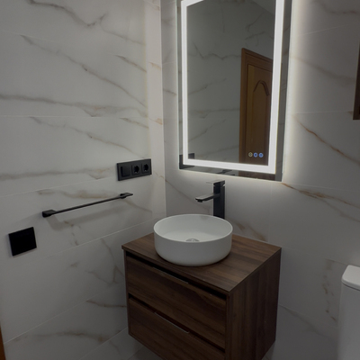 Transformación completa de baño: de instalación antigua a espacio moderno y funcional
