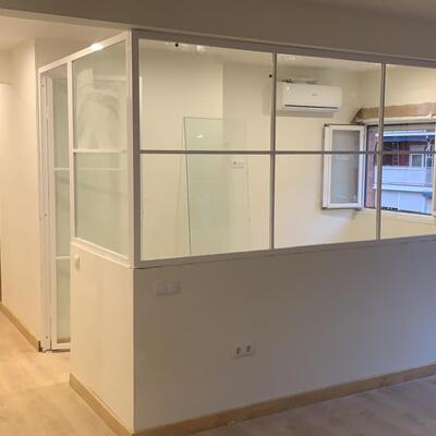 Transformación de habitación en despacho con cerramiento metálico y cristal templado + renovación de puerta de cocina