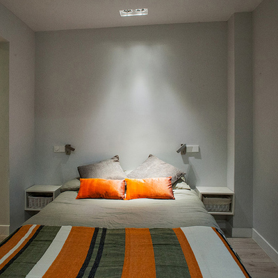 Dormitorio con paredes en gris