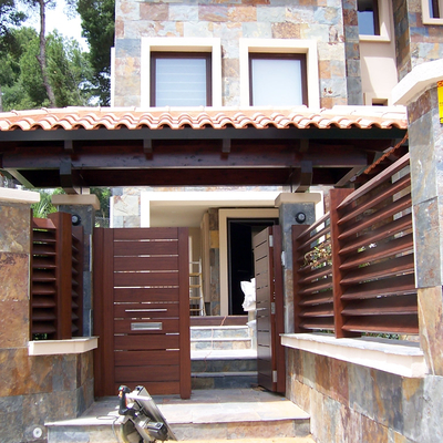Vivienda Particular:  valla, parquet interior y tarima exterior.