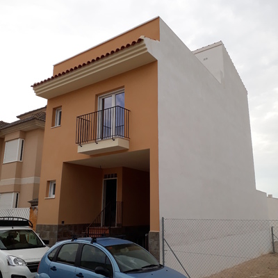 Vivienda y cochera entre medianeras