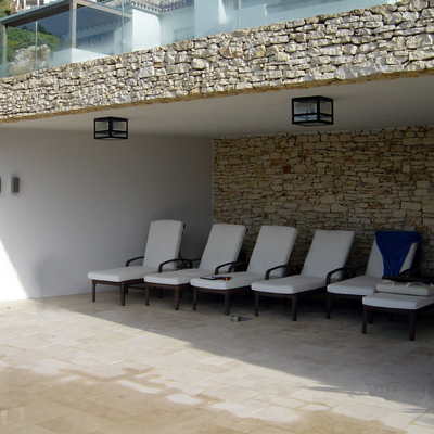 Zona de recreo junto a piscina