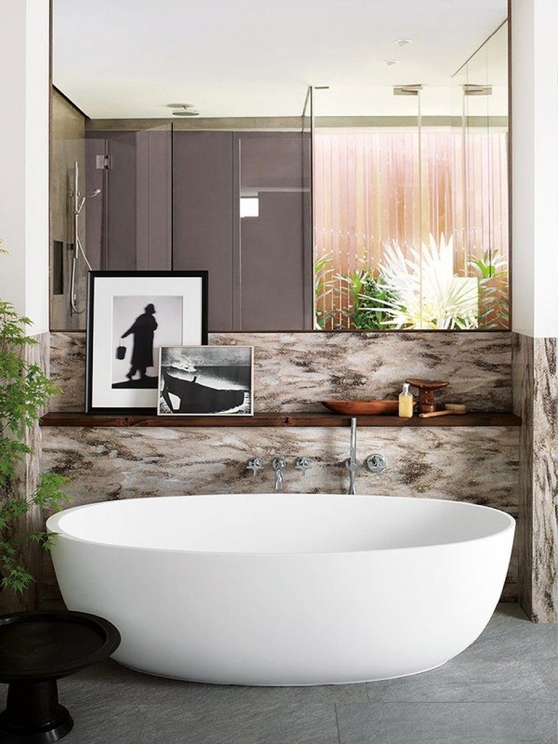 Baño con gran bañera exenta de corian