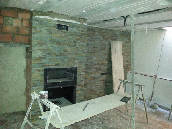 Foto: Aplacado de Chimenea con Piedra Natural de Adobe Taller de