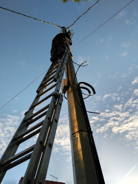 Foto Bajada de Línea por Poste de Servielec Valencia 1326103