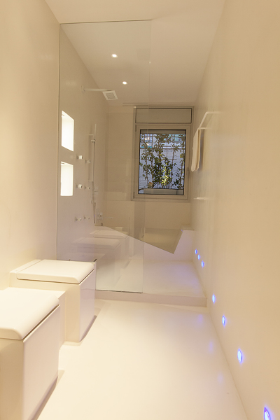 Baño con bañera cristal
