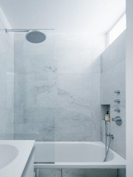 baño de mármol blanco 