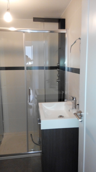 Foto: Baño Terminado Moderno a 2 Colores Contrastes en Cromo Blanco y