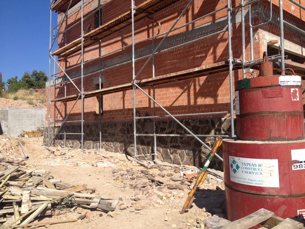 cerramiento de ladrillo y piedra, acabado en monocapa