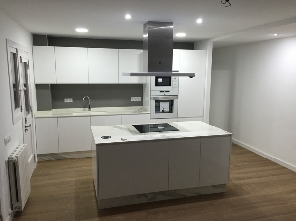 Foto: Cocina Abierta con Isla de Julio Tribaldos #1420182 - Habitissimo