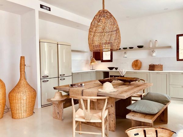 Cocina estilo mediterráneo con madera y fibras naturales