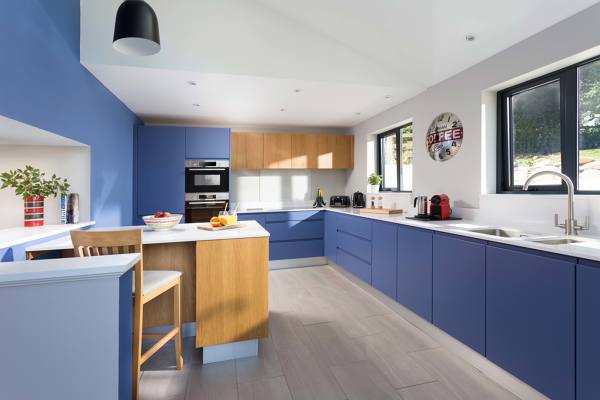 Foto: Cocina Moderna con Frentes en Madera Natural y Color Azul con