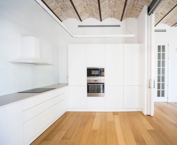 Foto: Cocinas Blancas de Techos Altos de Lola Mulledy #1272521