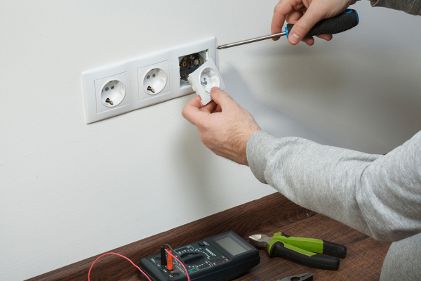 https://es.habcdn.com/photos/project/medium/cuando-hay-que-realizar-la-revision-de-la-instalacion-electrica-3695105.jpg