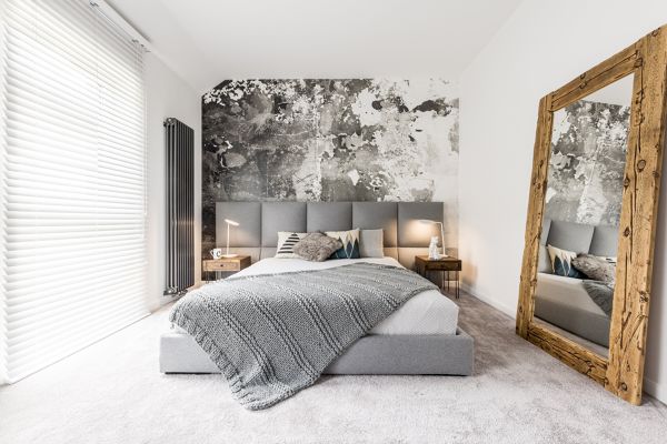 Dormitorio con espejo