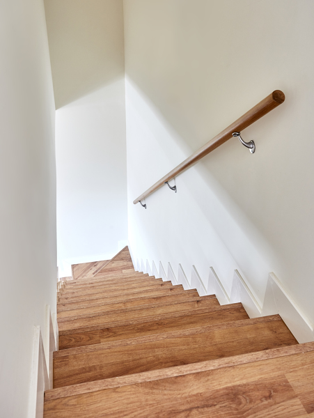 Escalera de un Dúplex Estilo Nórdico con Barandilla de Vidrio (Alcalá de Henares, Madrid)