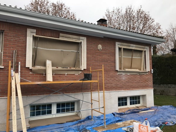 Foto: Fachada Trasera. Molduras Piedra Ventanas de Reotec Obras Y