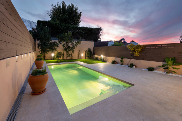 FOTO NOCTURANA DE PISCINA