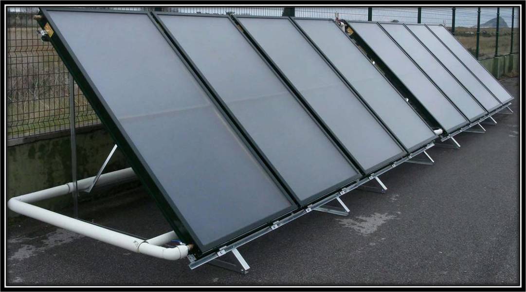 Foto: Instalación en Bateria de Placas Solares Termicas con Acumulador