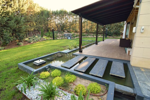 Jardines exteriores. Río y estanques perimetrales