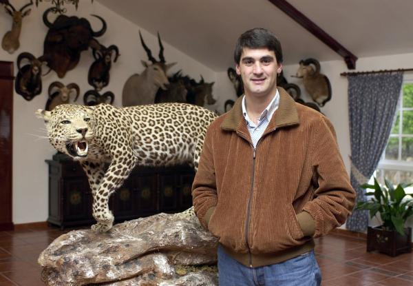 jesulín con animales disecados