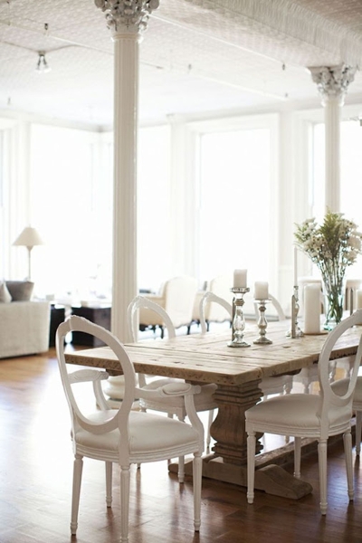 Foto: Mesa de Comedor con Sillones Blancos de Elenatorrente Díaz ... Foto: Mesa de Comedor con Sillones Blancos de Elenatorrente Díaz ...