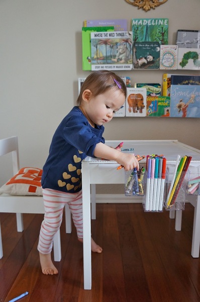 niña pintando