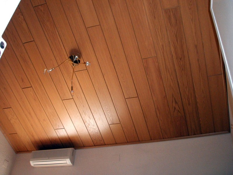 Foto: Paneles de Madera en Techo Habitación de Steffen Becker Parquet