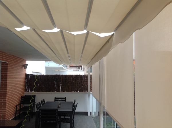 Pergola y cortinas enrollables con Polyscreen 