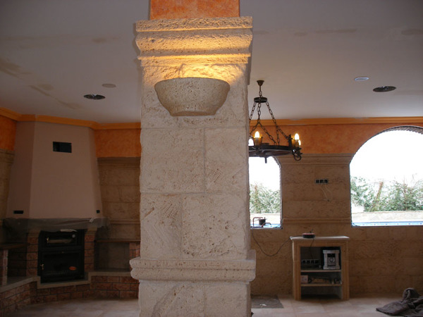 Foto: Pilar Revestido de Piedra Artificial con Apliques de Luz. de Icom ...