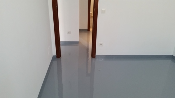 Foto: Piso de Dormitorio Terminado con Resina Epoxi Color Gris de S&P