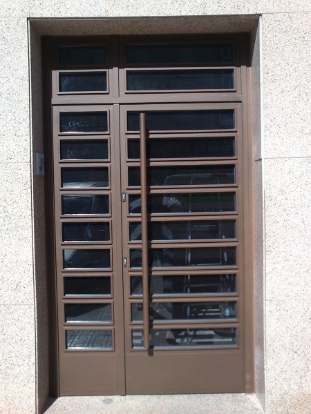 Puerta fabricada en Carpintería Metálica