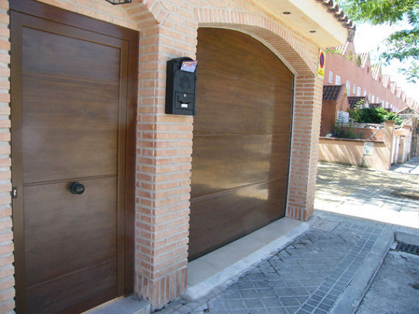 Foto: Puerta Seccional Imitacion Madera Superlisa de Doortec Puertas