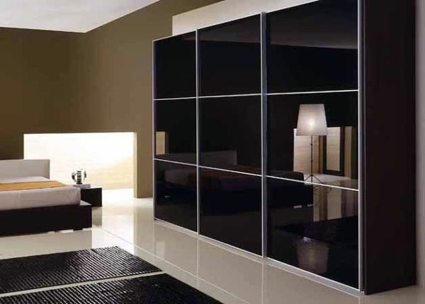 Foto: Puertas Lacadas en Cristal Negro Brillo con Acero de Ana García