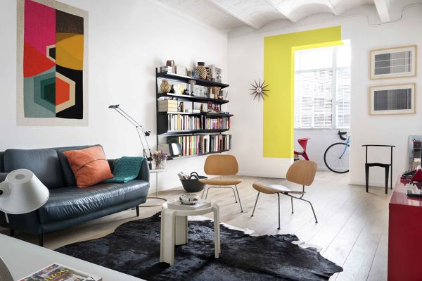 Salón con pared en dos colores