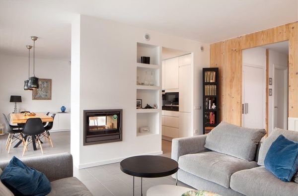Salón de planta irregular con chimenea