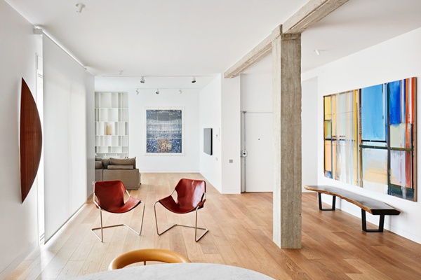 Salón madera y hormigón
