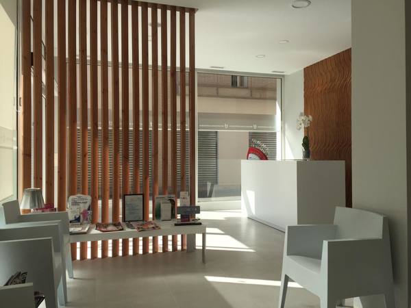 Foto: Separador en Madera Barniz Natual de SIVICO, Construcciones y