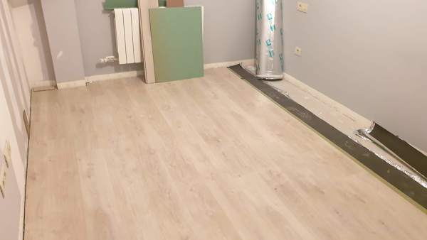 Terminando suelo en habitación.