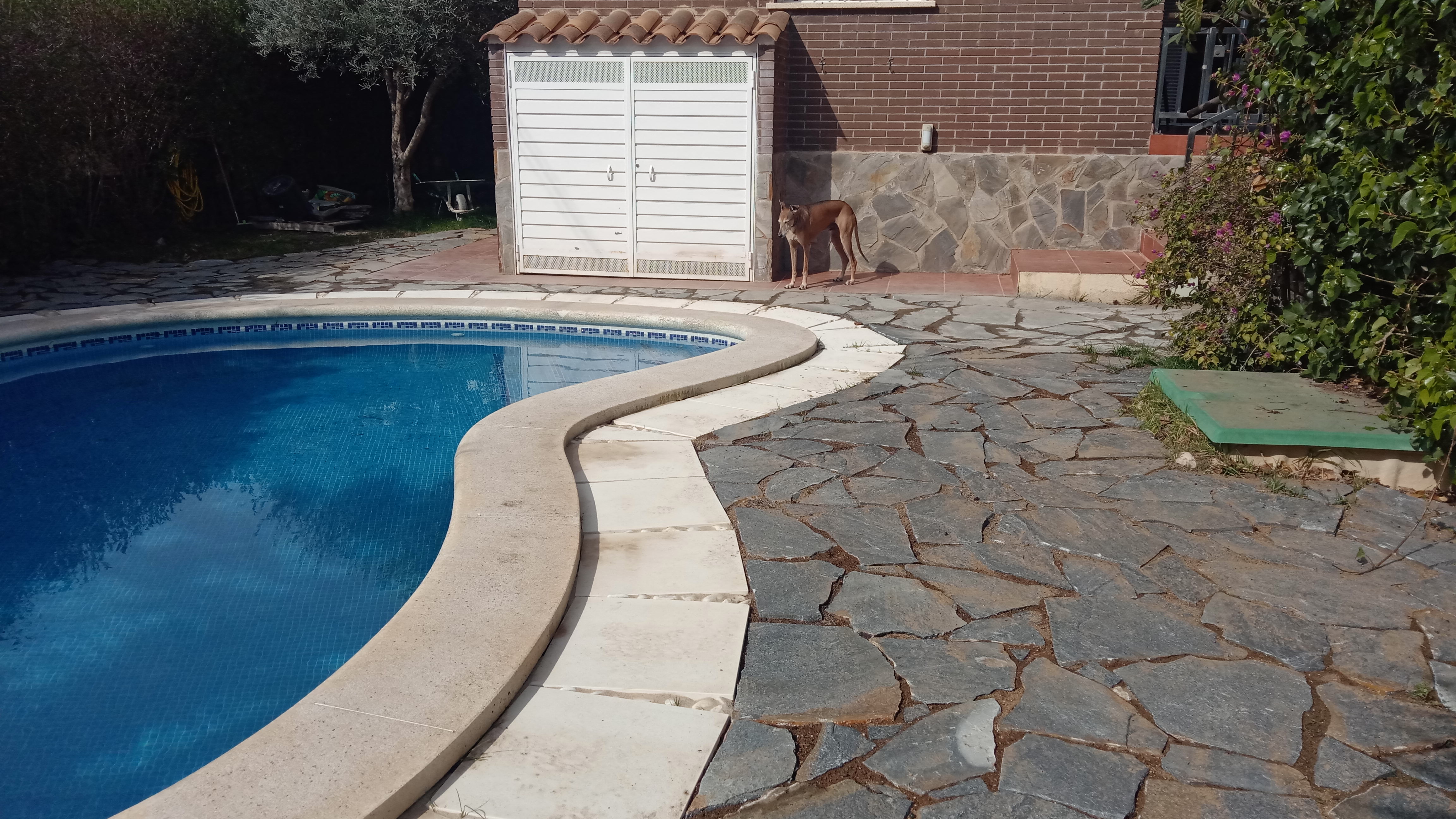 Lajas sobrepuestas en playa de piscina. | Technical Twater