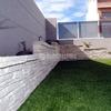 Instalación de césped artificial y creación de jardinera perimetral
